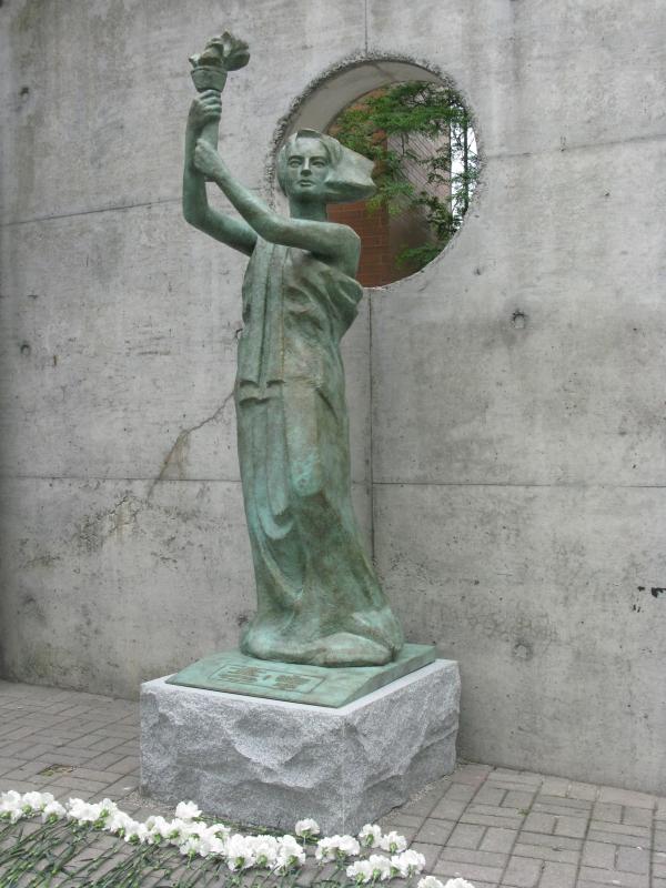 纪念89学生运动的民主女神铜像在约克大学校园揭幕