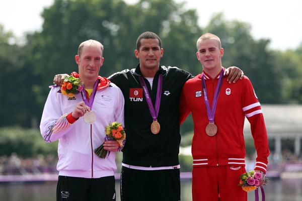 加拿大选手温伯格获得奥运男子10公里马拉松游泳铜牌