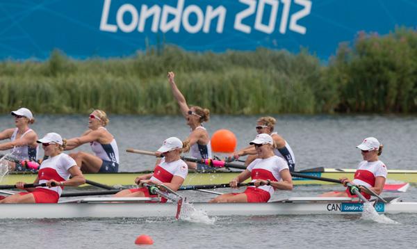 加拿大女子八人划艇队获得奥运银牌