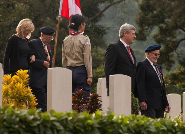 总理哈珀在香港纪念香港保卫战中阵亡加拿大军人 赞扬加拿大华裔军人罗景鎏的贡献