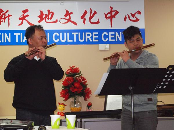 新天地清脆笛声阵阵 华裔非华裔听众齐欣赏
