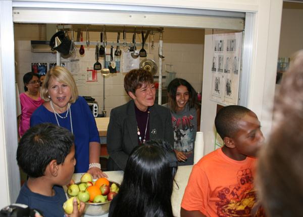 省府为学生营养餐饮项目增拨300万元　惠及３３０００名高需求社区学生