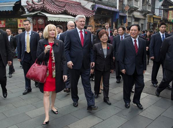 总理哈珀、夫人劳琳和耆老事务国务部长黄陈小萍参观杭州河坊街和胡庆余堂