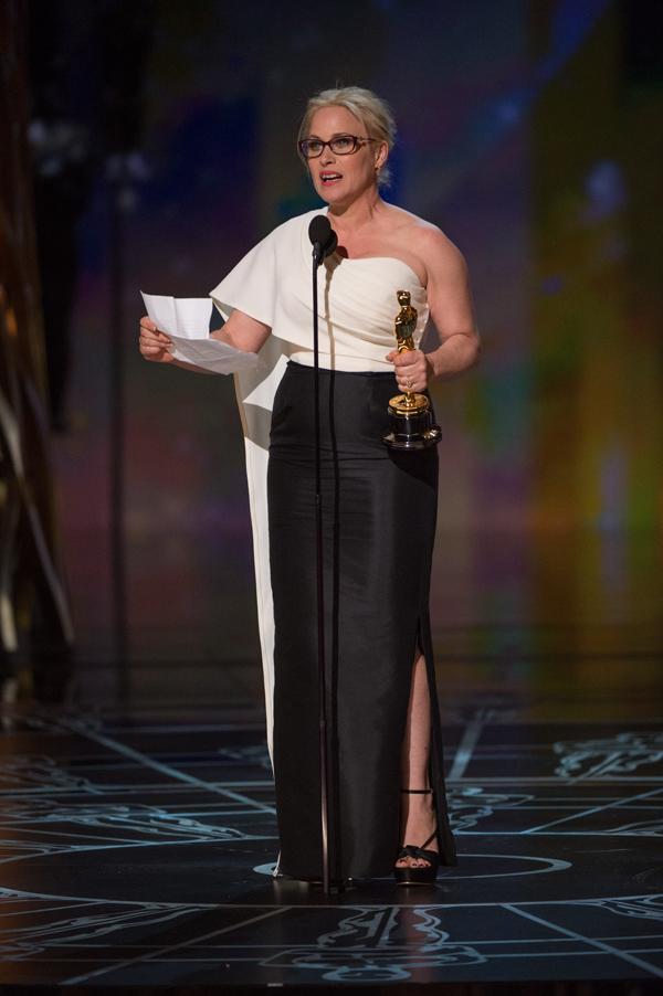奥斯卡最佳女配角奖获得者帕特丽夏·阿奎特在致谢词中呼唤男女同工同酬和平等权利（带视频）