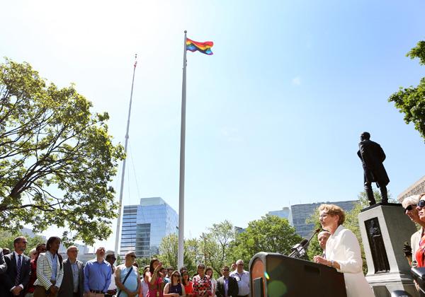 省长韦恩参与省府前“彩虹自豪”升旗仪式 希望开放包容的安省成为世界上拒绝同性恋地区的借镜