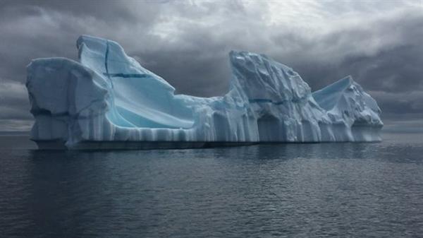加拿大纽芬兰沿海：冰山是这样在海里“翻滚”的 (视频)