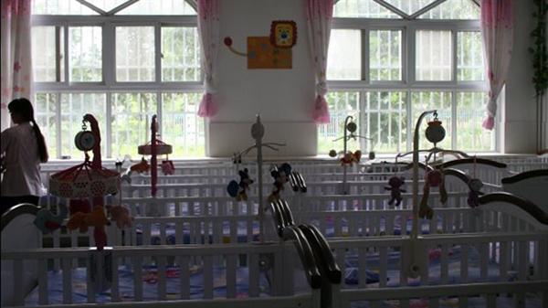 一位领养3名中国孤儿的加拿大妈妈在河南孤儿院开设残疾儿童特护室