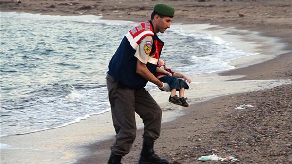 叙利亚小孩之死（1）: 一个被淹死的叙利亚小男孩的照片引起网民震惊