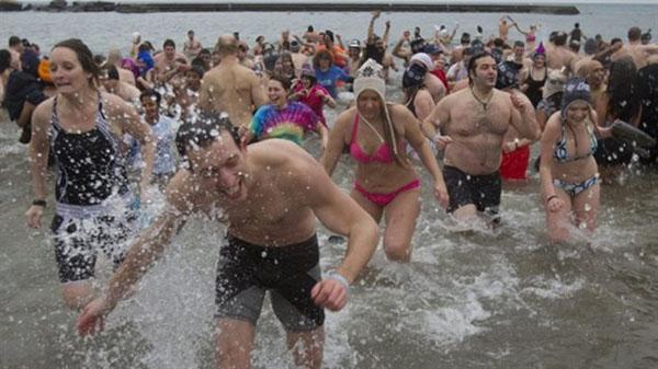 元旦冬泳：多伦多人为慈善募捐不怕冷