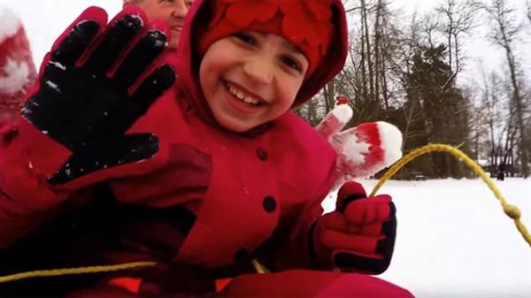 叙利亚难民玩雪橇首次体验加拿大冬天乐趣