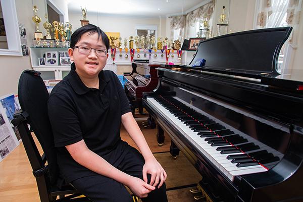 受惠于病童医院的少年钢琴家许安生将为该院筹款活动表演