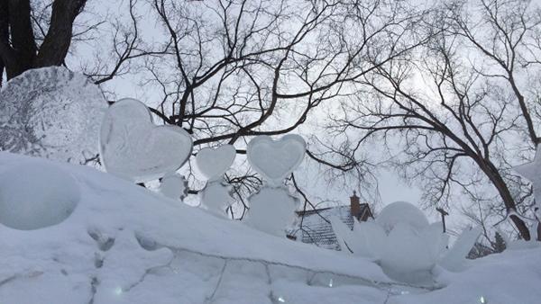 强风暴雪横扫纽芬兰，学校关闭，航班取消，但是，冰雕园实在太美了！