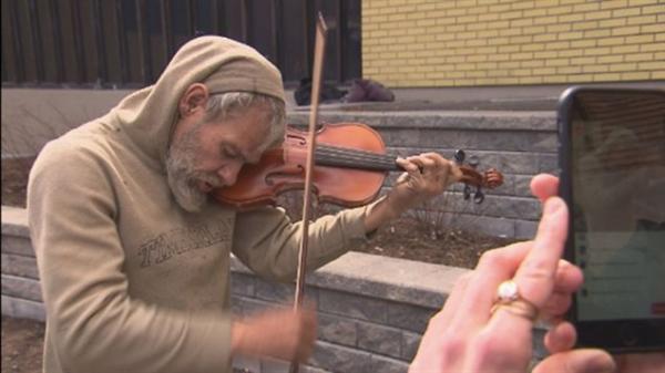 一个无家可归者获得蒙特利尔都市乐团赠送的小提琴（视频）