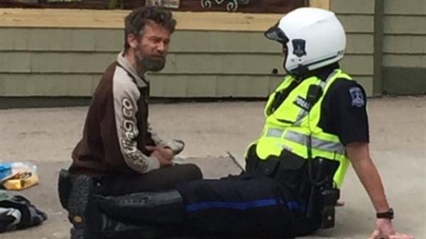 加拿大警察与乞丐并排坐，照片在网上引好评