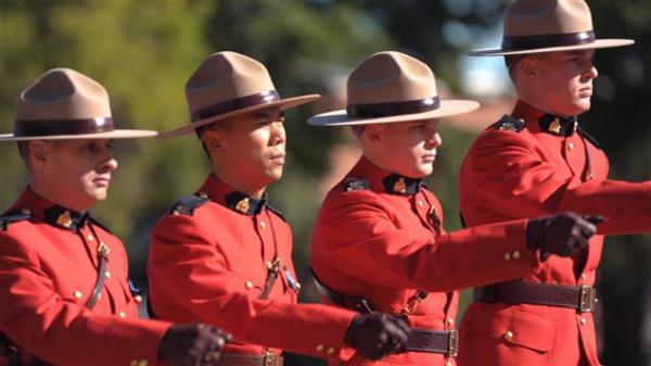 加拿大皇家骑警改变规定 欢迎永久居民申请
