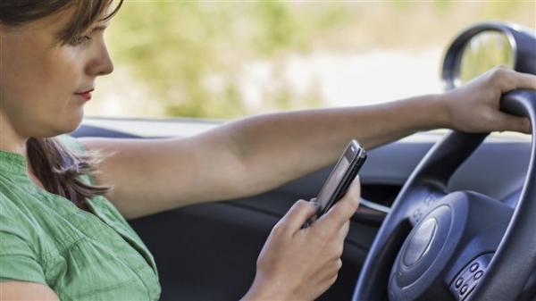 开车等红灯发短信，33% 的加拿大驾驶者有此问题