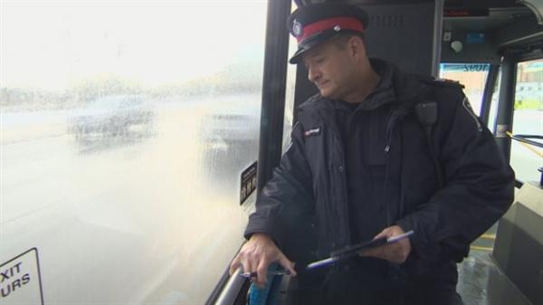 约克区警方乘公交车搞定使用手机的驾车者