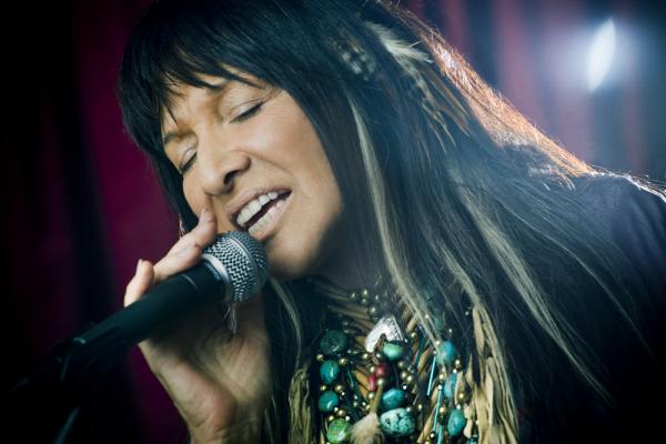 “善待地球”——原住民歌手Buffy Sainte-Marie 获得本年度朱诺音乐奖“人道主义奖”（视频）