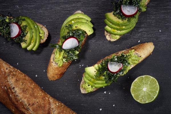 鳄梨三明治（Open-Faced Avocado Sandwich with Kale and Fresh Herbs）