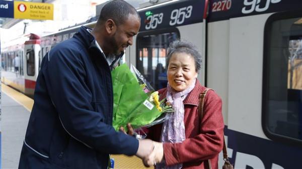 卡尔加里华人老妇送两大束鲜花感谢公交车司机