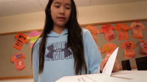 BC中小学学生模拟投票体验民主政治