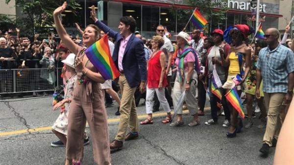 特鲁多夫妇现身多伦多同性恋大游行