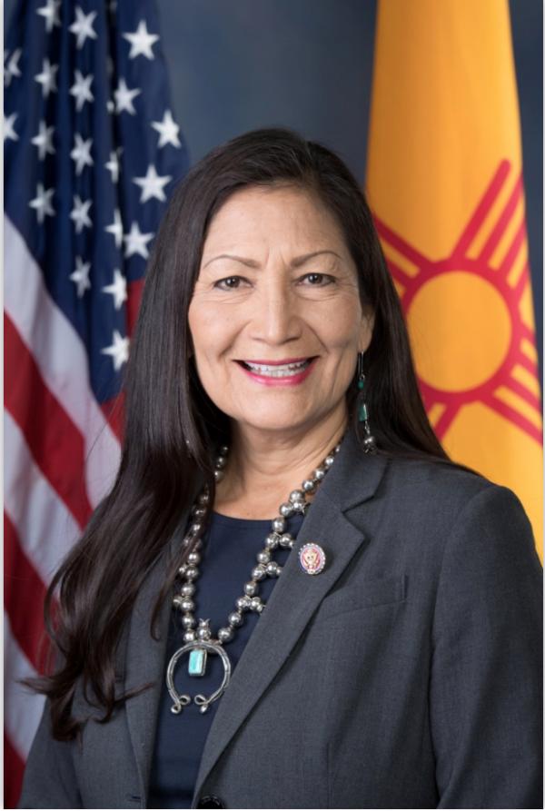 Deb Haaland 成为美国历史上首位被提名担任内阁部长的原住民
