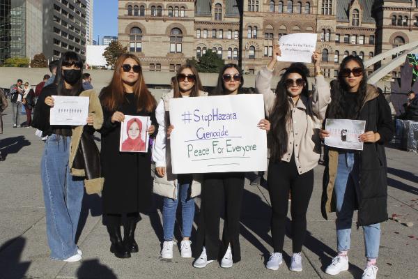 多伦多阿富汗社区集会抗议造成多名女学生死亡的喀布尔自杀式爆炸袭击