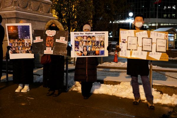 Uyghur Community in Toronto Mourns the Victims of Urumqi Fire at Vigil/多伦多维吾尔族社区烛光悼念乌鲁木齐大火受害者，汉族抗议者并肩支持